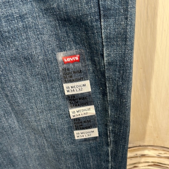 Levi’s NWT Classic Medium Wash Women's Jeans - Picture 3 of 10